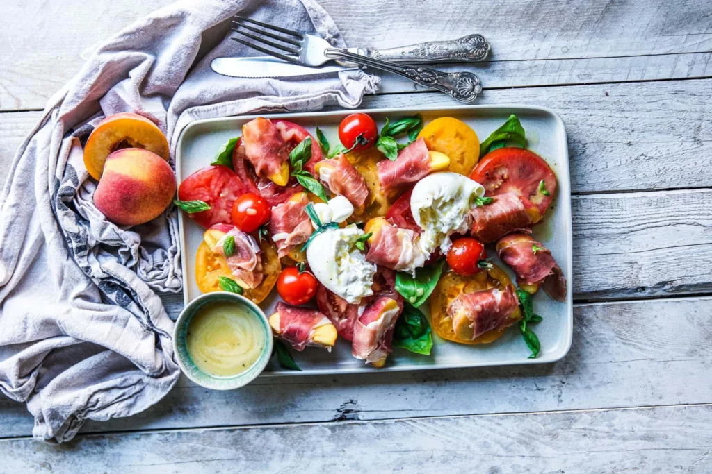 Caprese-Salat mit Pfirsich und Burrata