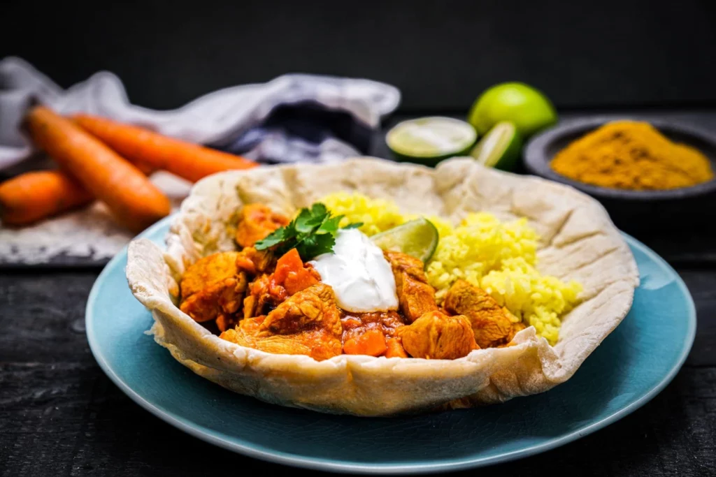 Hühner-Curry in selbst gebackener Brot-Bowl