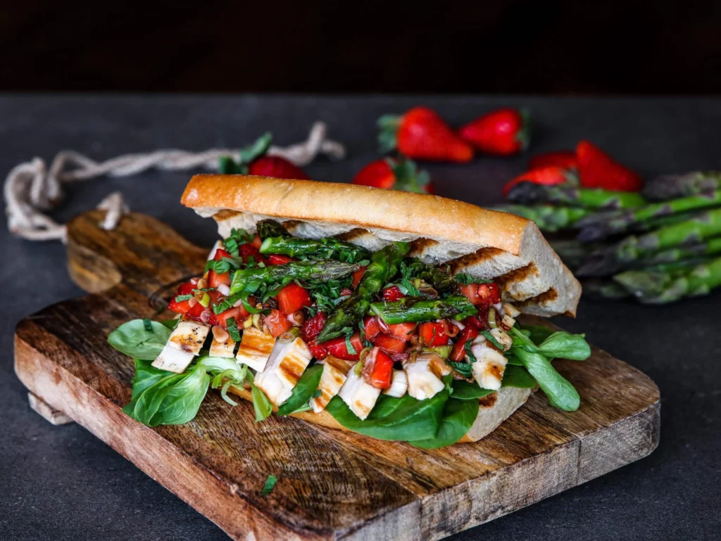 Chicken-Sandwich mit Erdbeeren und Spargel