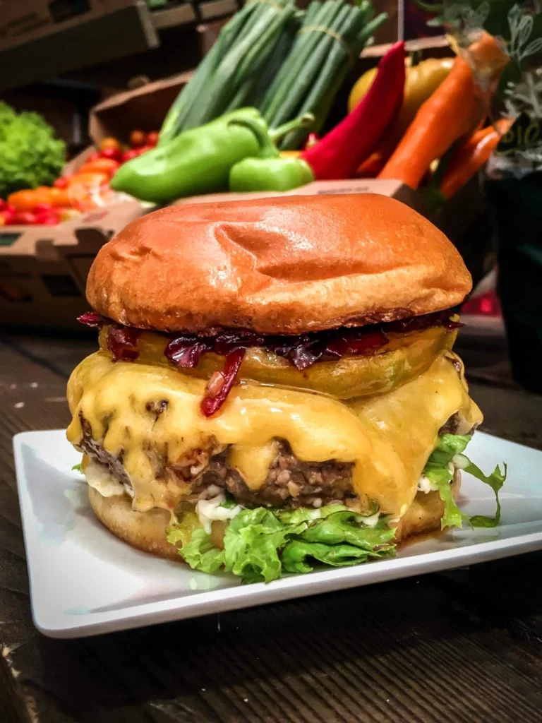 Cheeseburger mit Ochsenherzparadeisern