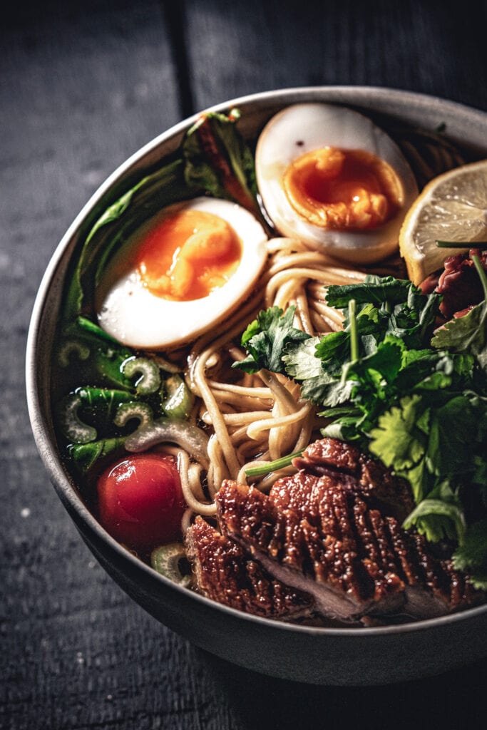 Vietnamesische Nudelsuppe mit Ente
