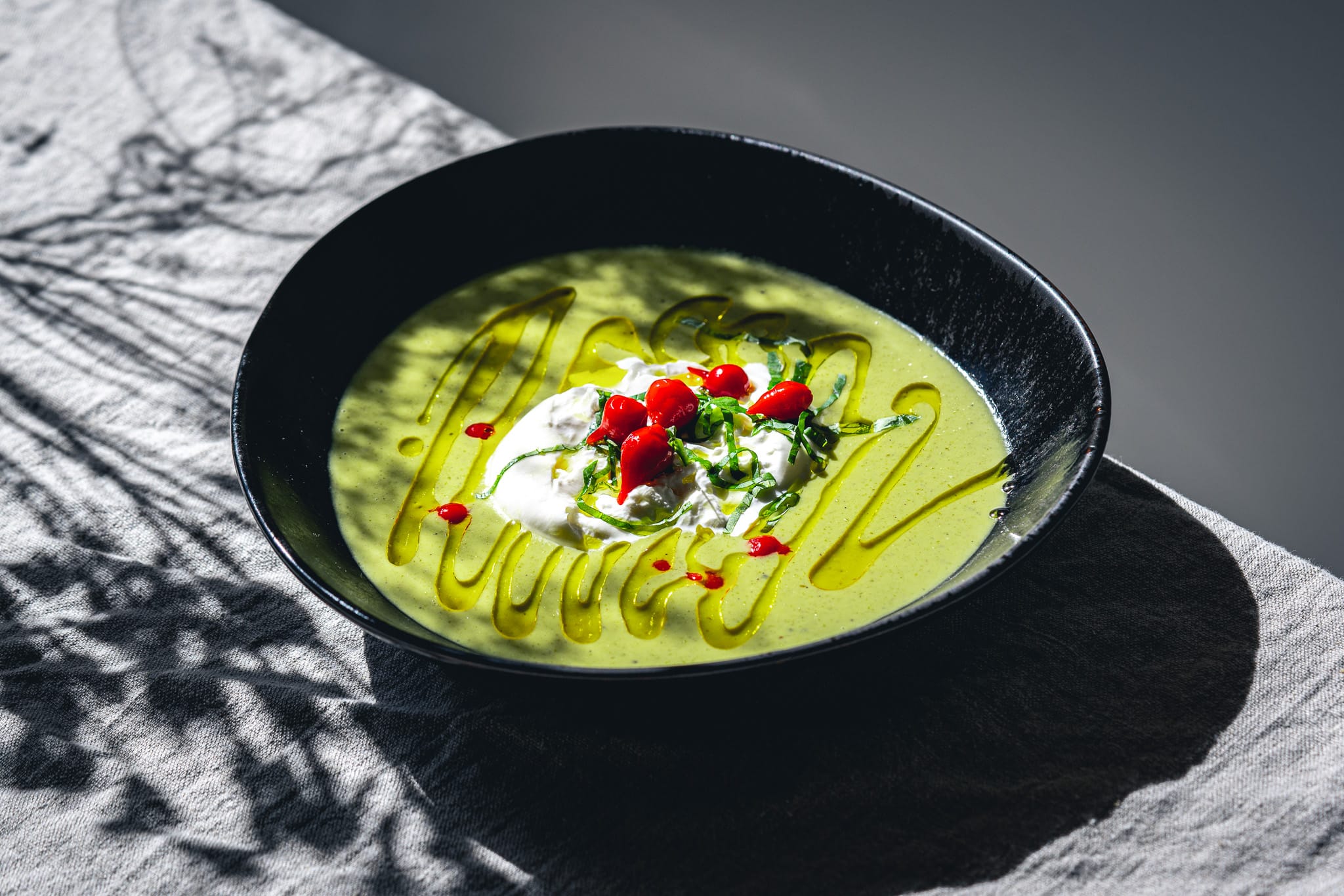 Bärlauchcremesuppe mit weichem Ei und köstlichen Crostinis