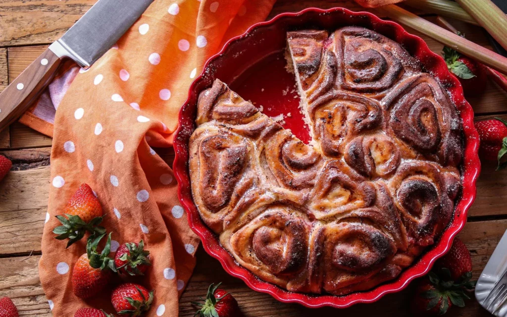 Erdbeer-Rhabarber-Schnecken-Kuchen