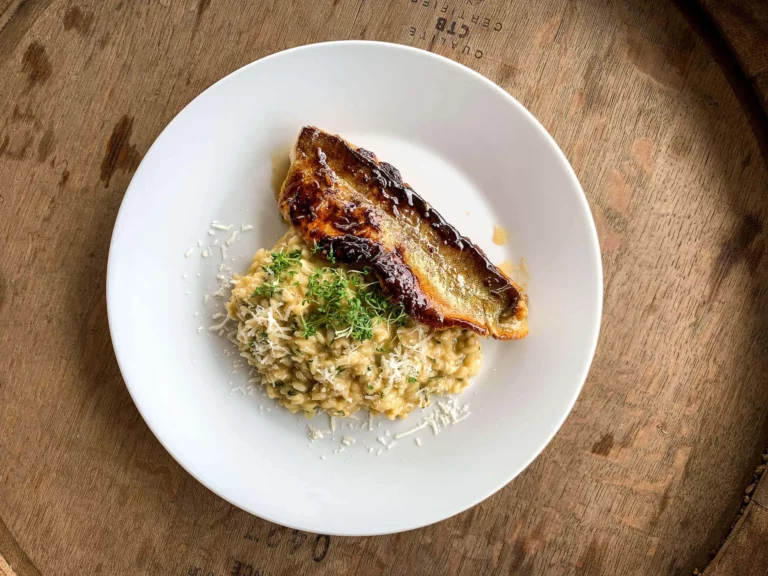 Ingwer-Kräuterrisotto mit knusprig-glasiertem Saibling