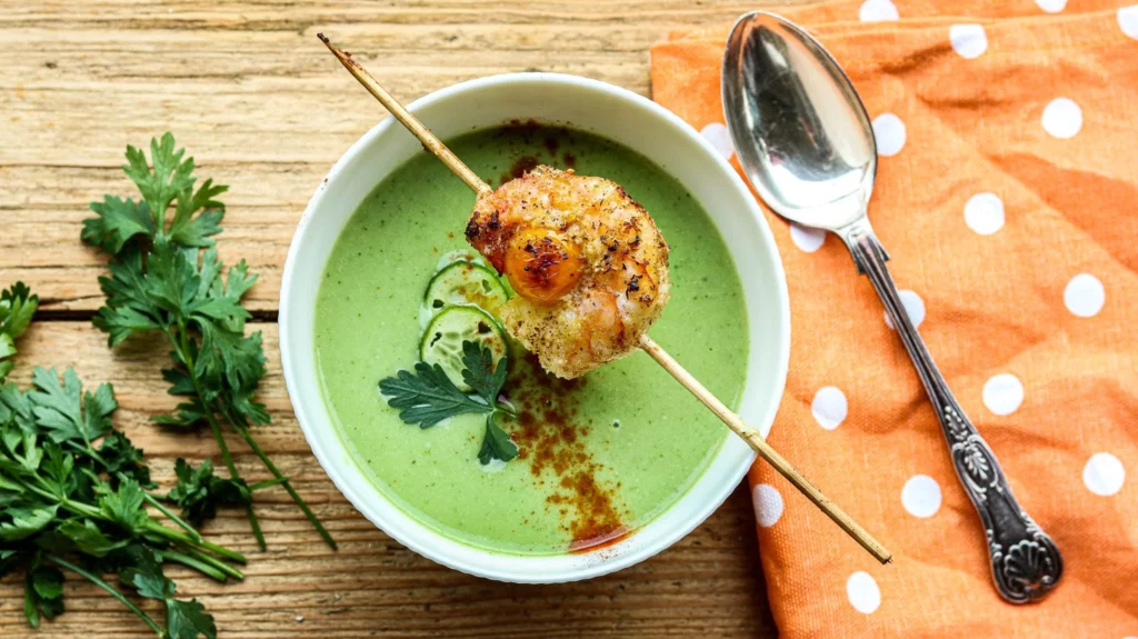 Gurken Gazpacho mit Garnelen