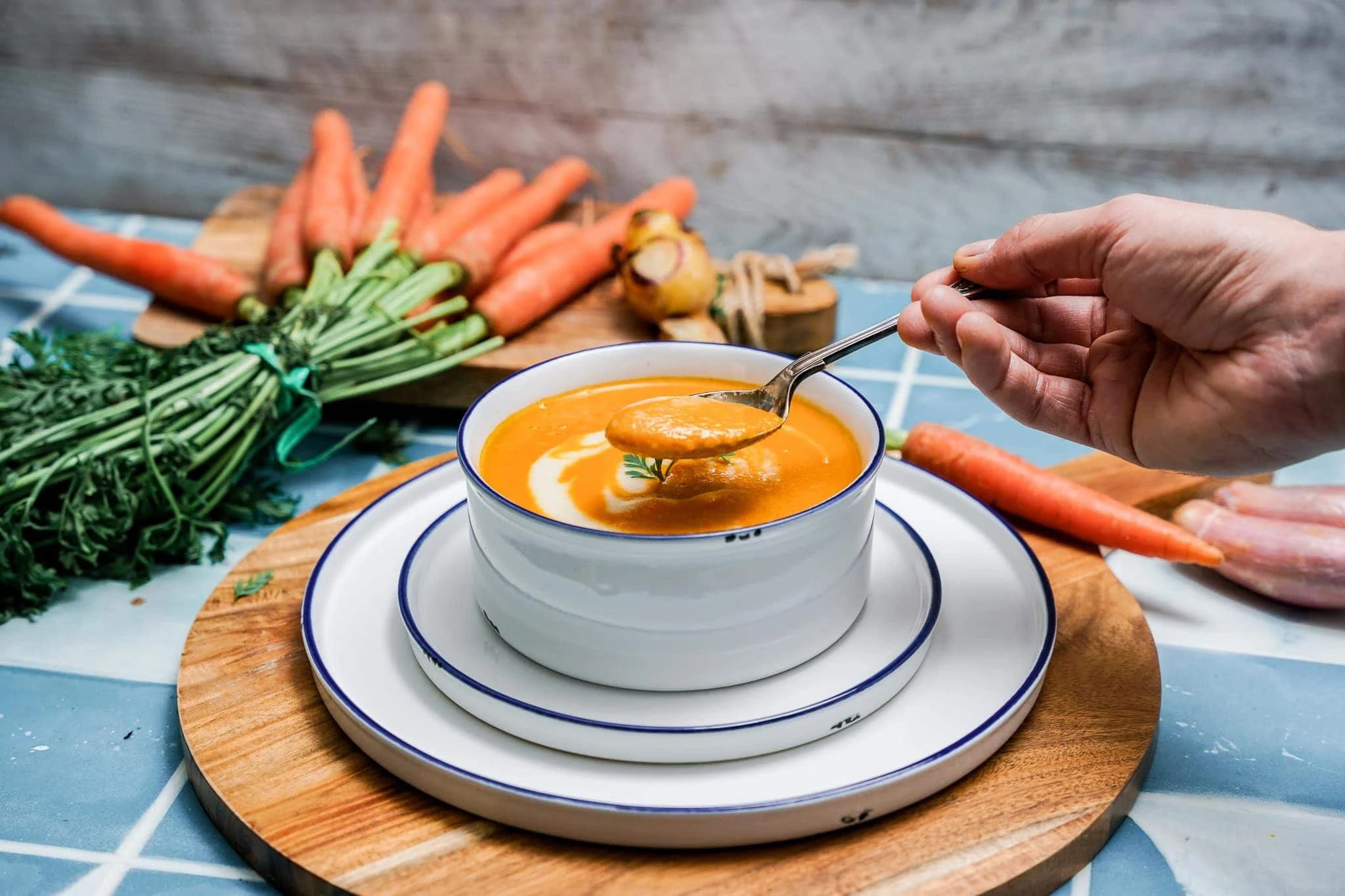 Karotten-Ingwer-Suppe mit Zwiebelcreme für kalte Tage