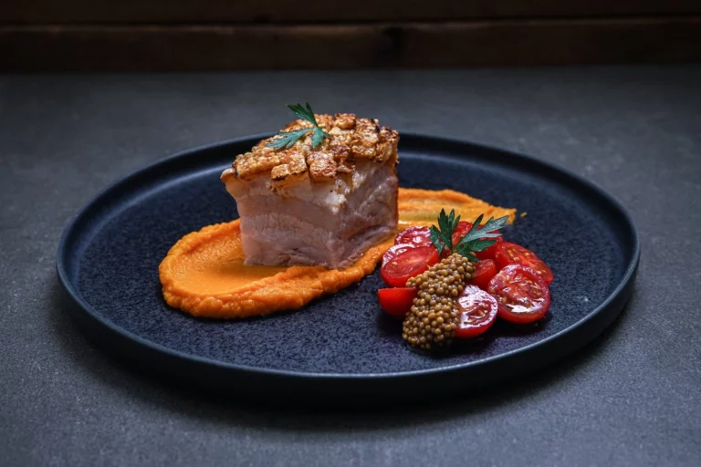 Knuspriger Schweinebauch auf portugiesische Art