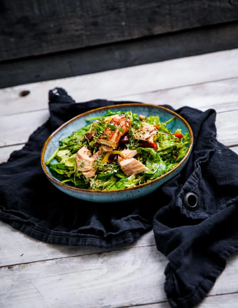 Lachsforelle-Feta-auf-buntem-fruchtigem-Salat