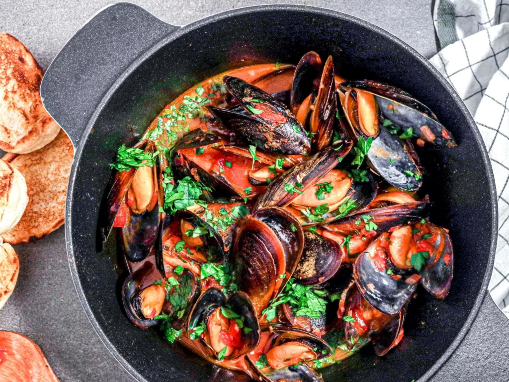 Miesmuscheln in Tomaten-Weißweinsud