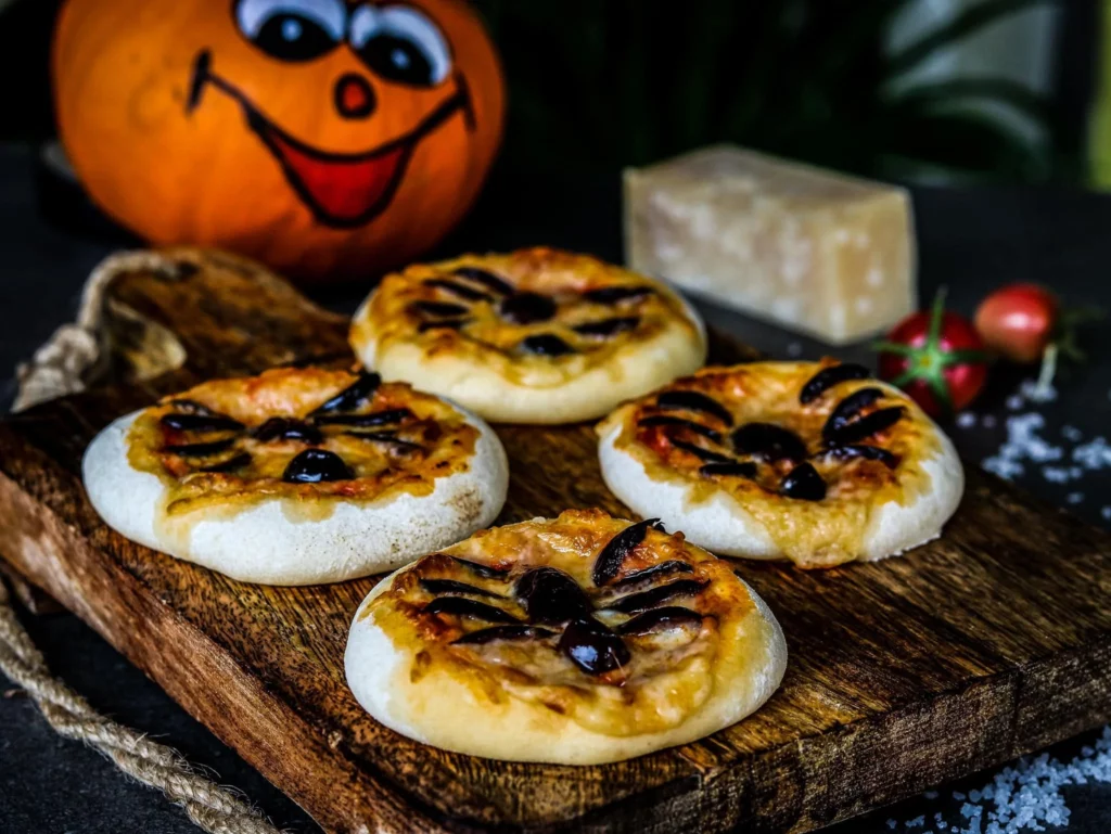 Halloween-Mini-Pizzen Halloween Fingerfood