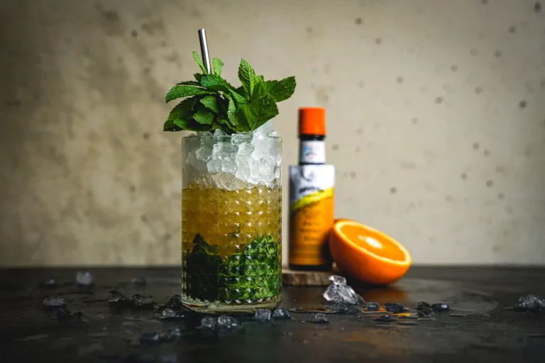 Cocktail mit Rum Swizzle