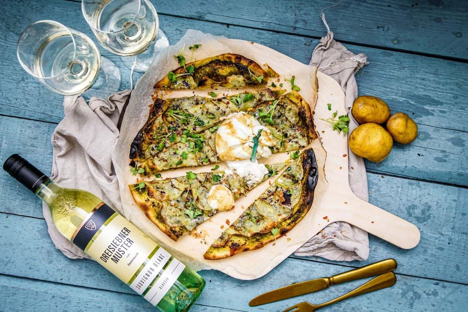 Kartoffel-Flammkuchen mit aromatischem Pesto Genovese Kartoffel-Flammkuchen mit aromatischem Pesto Genovese