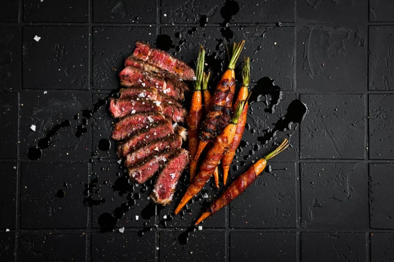 Pfeffersteak mit glasierten Speck-Karotten