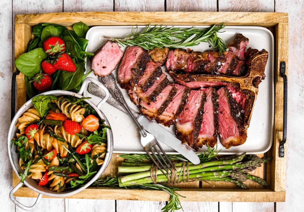 Porterhouse-Steak mit fruchtigem Nudelsalat
