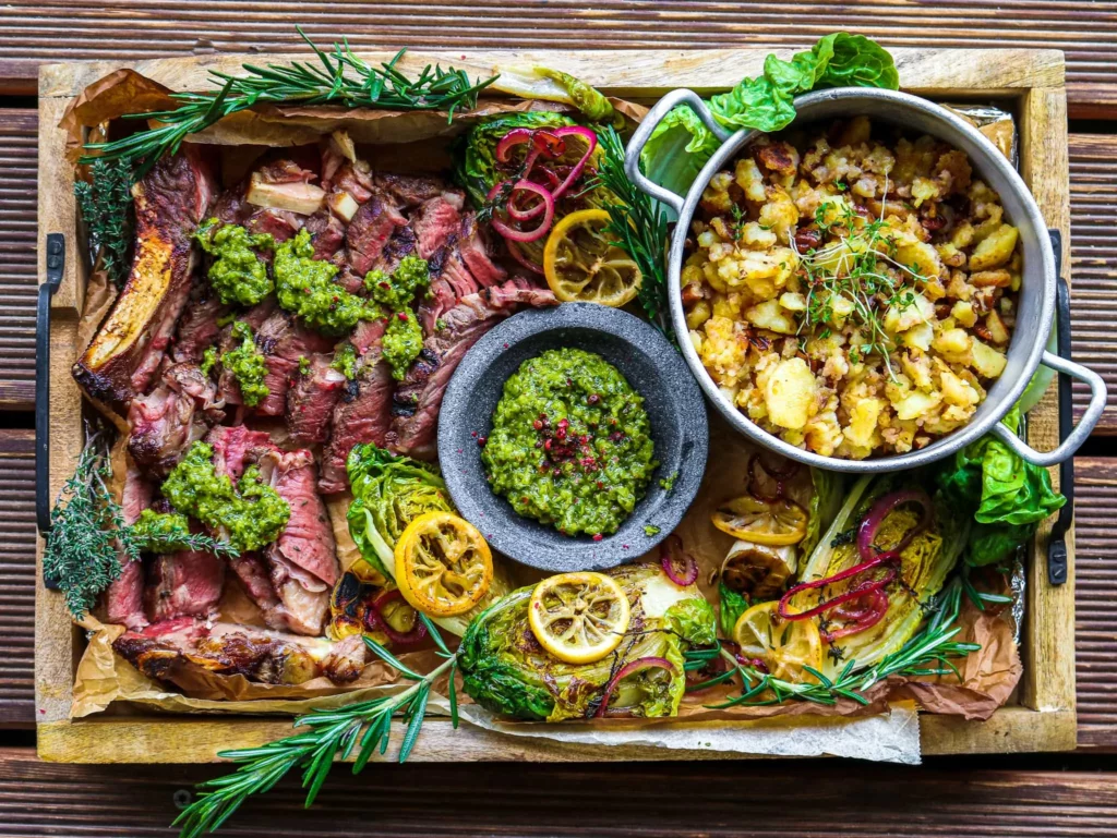 Prime-Rib-Steak mit Erdäpfel-Pecan-Stampf Steakplatte gegrillte Salatherzen