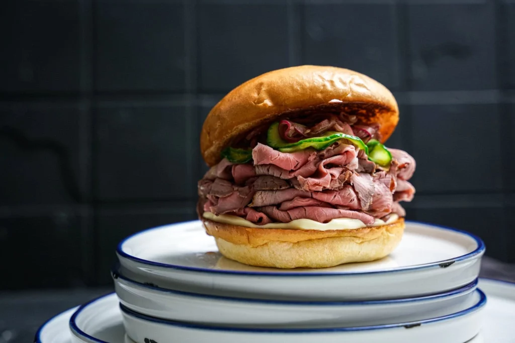 Roastbeef-Burger mit Fast Pickles