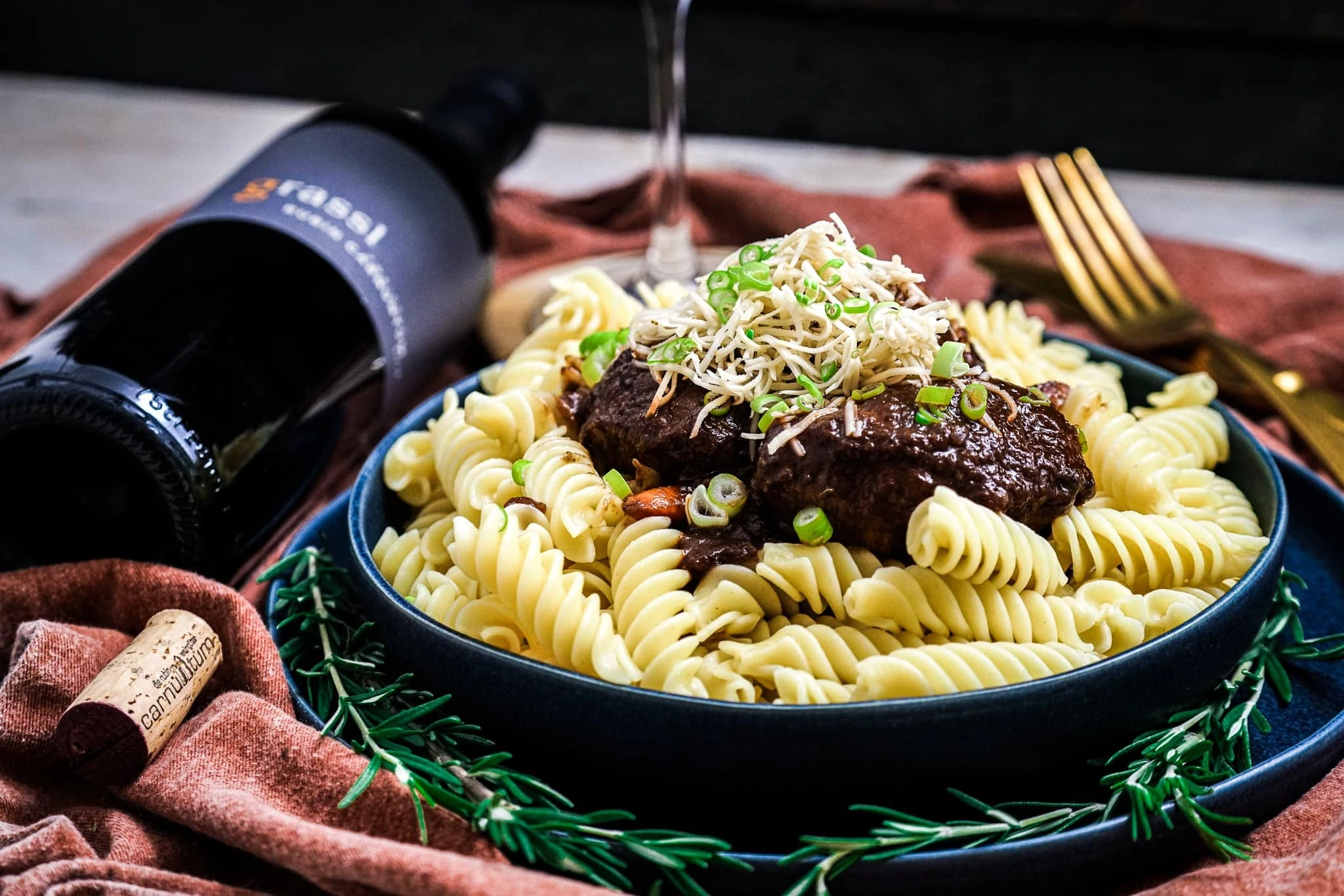 Nudeln mit Fleisch: Schweinsbackerl in Rotweinsauce mit Pasta
