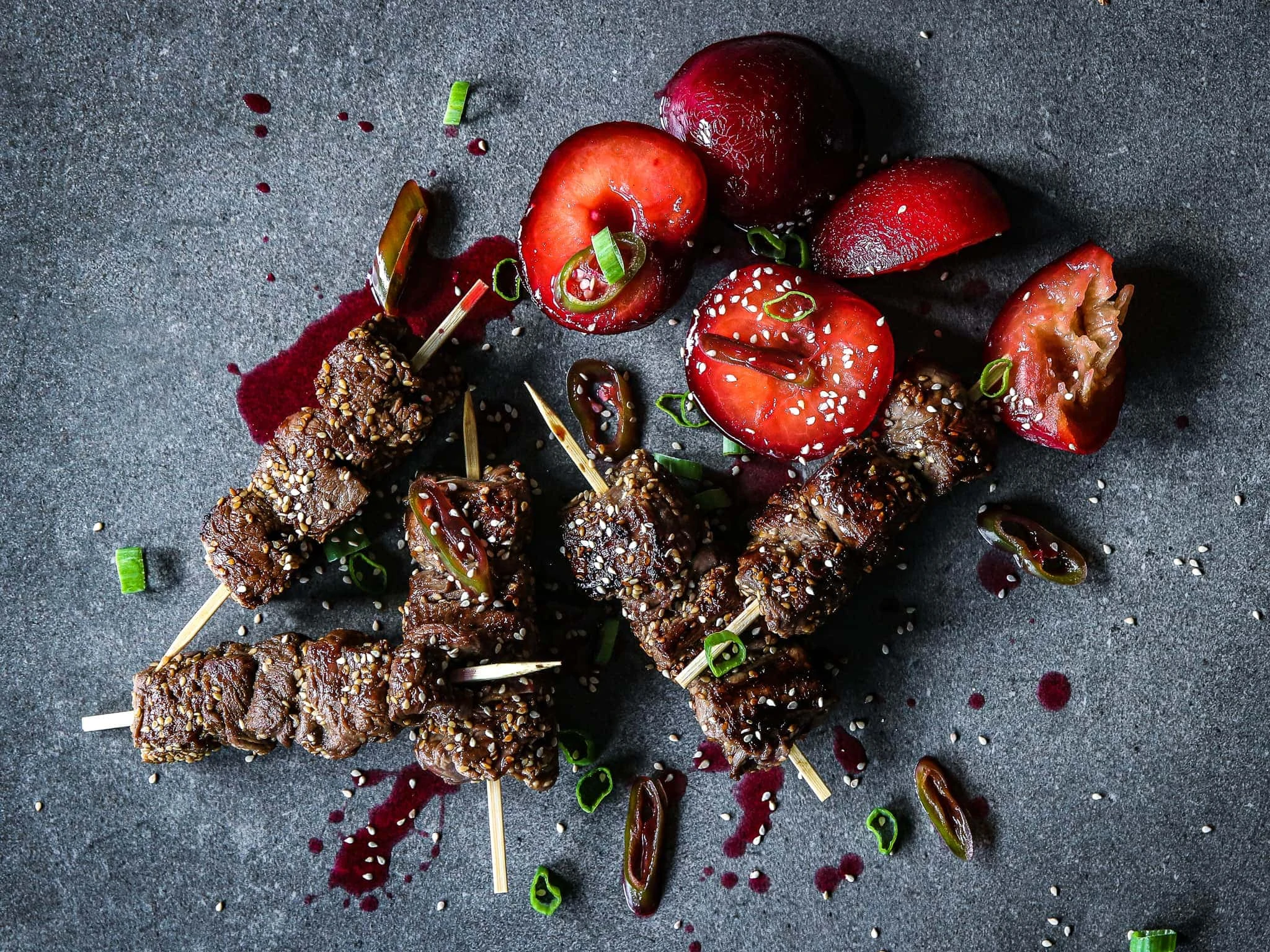 Sesam-Steak-Spieße mit gegrillten Pflaumen (Zwetschgen)