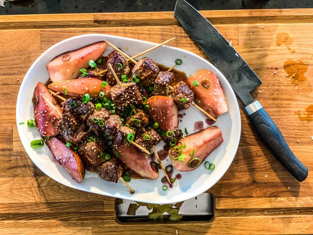 Steak-Spieße mit Rotweinbirnen und Sesam