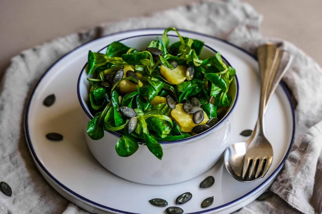 Steirischer Vogerlsalat mit Kernöldressing