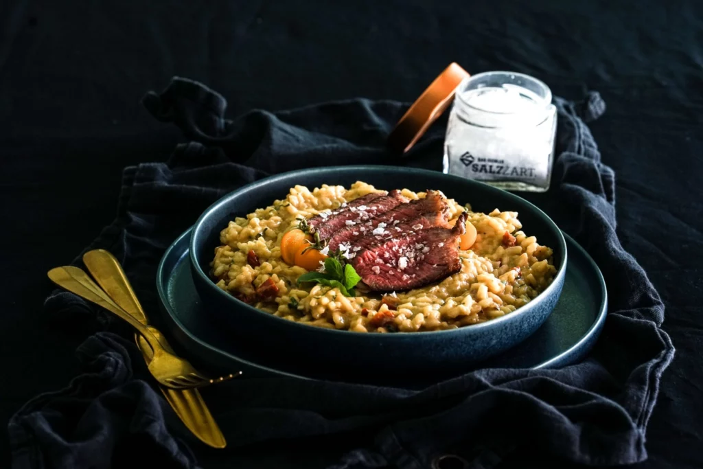 Tomaten-Risotto mit Steak und Basilikum