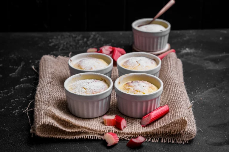 Topfensoufflé mit Rhabarber