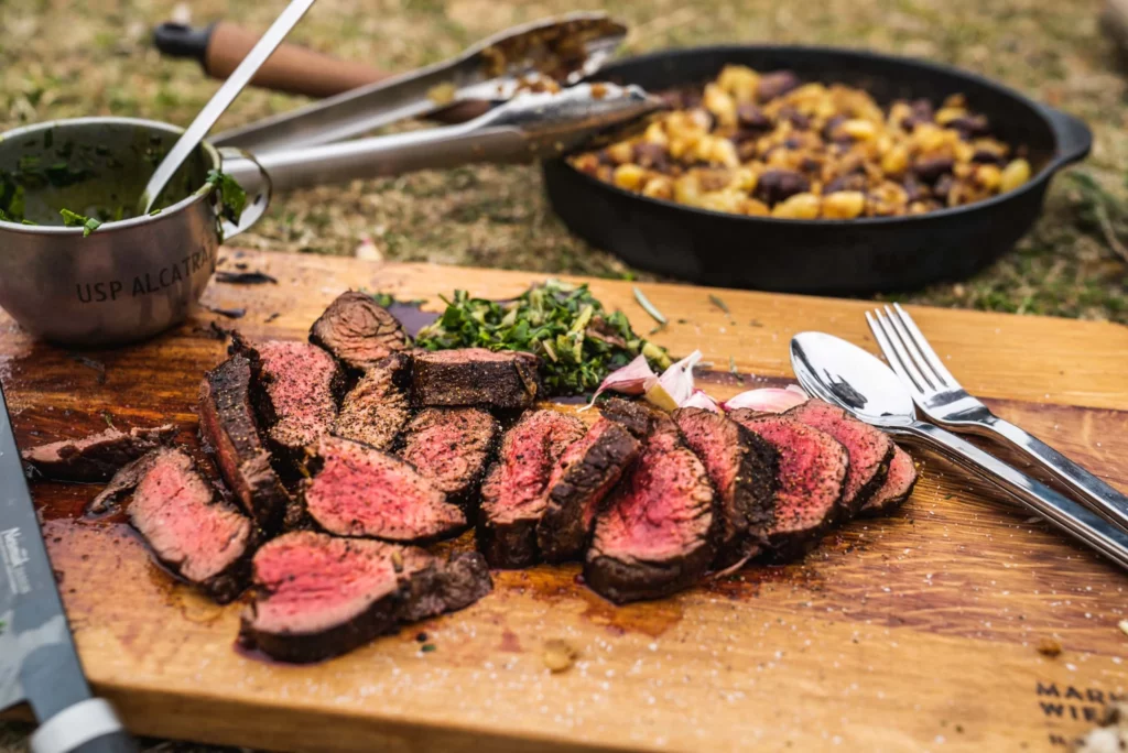 Yak-Filet mit Erdäpfel-Käferbohnen-Gröstl und steirischer Chimichurri