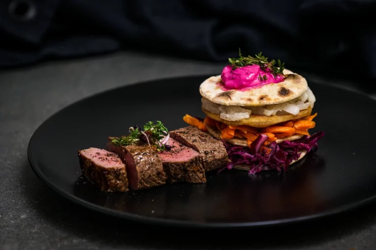 Lammrücken mit Lebkuchen-Tacos und winterlichem Cole Slaw