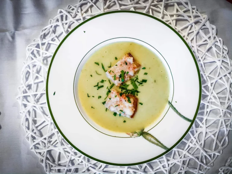 cremige pastinakensuppe mit garnelenschiffchen