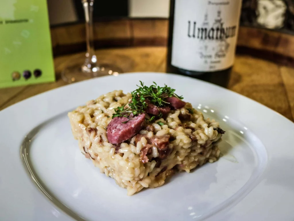 risotto-grundrezept mit salsiccia-crunch und röstzwiebeln