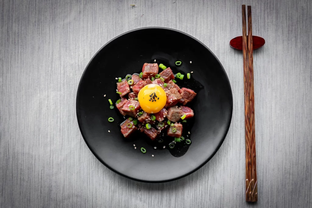 Wagyu-Tatar mit Onsen-Ei