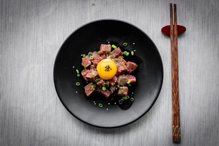 Wagyu-Tatar mit Onsen-Ei