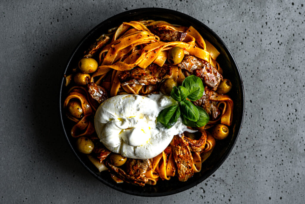 Fettuccine mit Tomatensauce & Kräutersteak