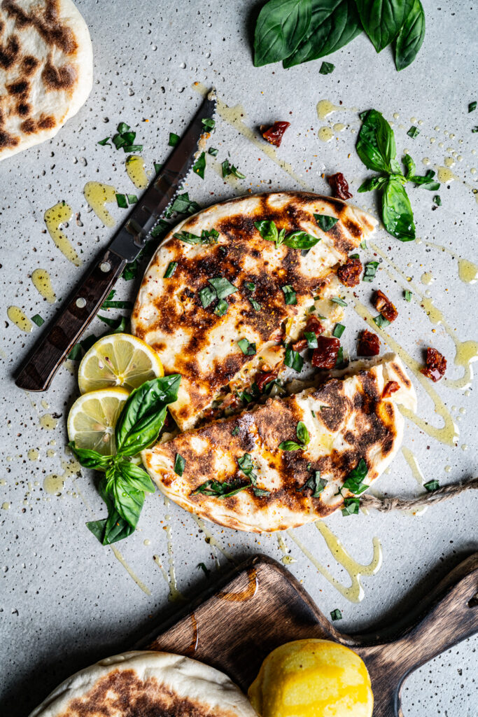 Naan-Brot mit mediterraner Füllung