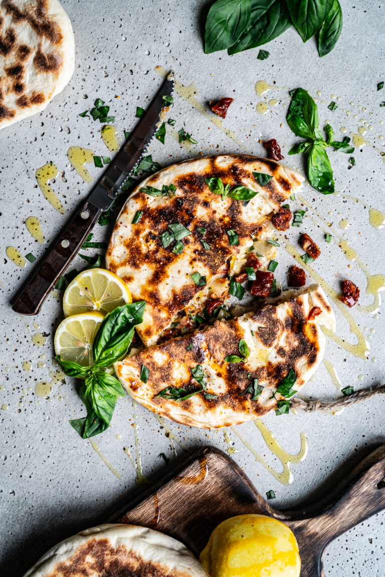 Naan-Brot mit mediterraner Füllung