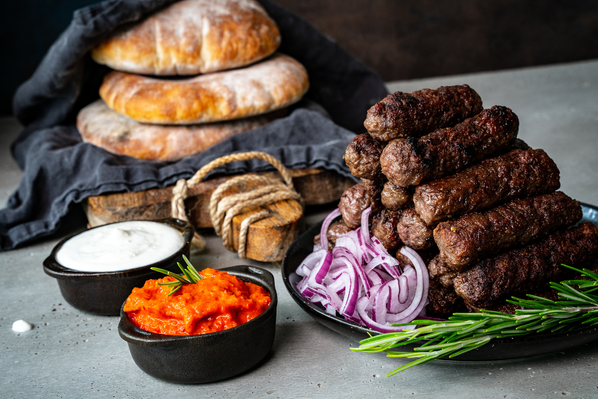 Cevapcici-Sandwich: Würzige Fleischsticks aus Kroatien