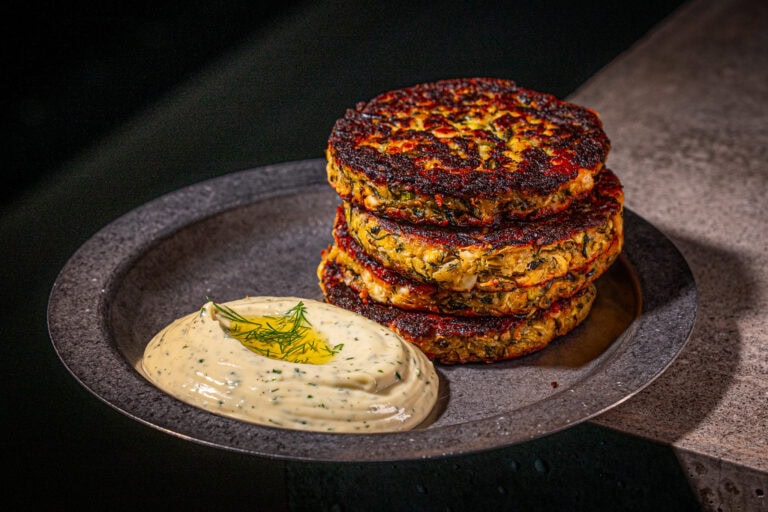 Griechische Zucchini Fritters mit Dill Mayo