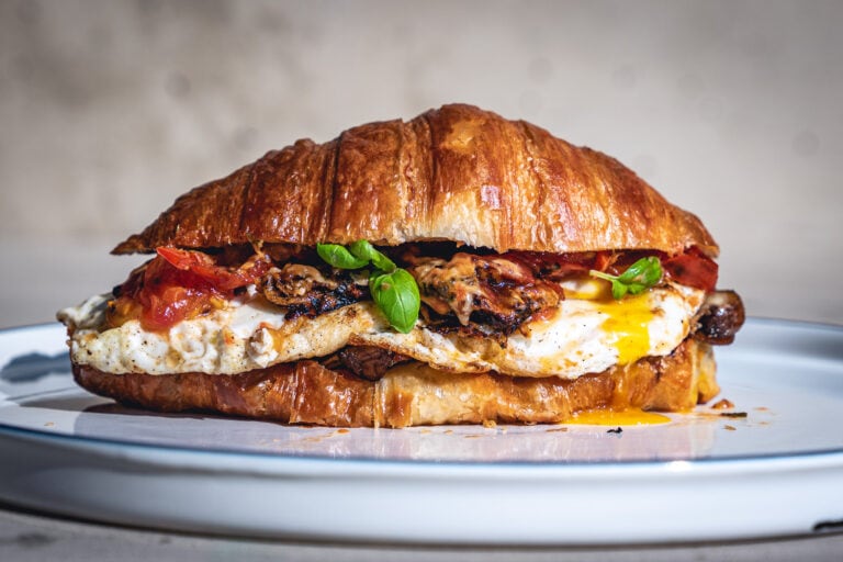 Käse Croissant mit Tomaten und Pilzen