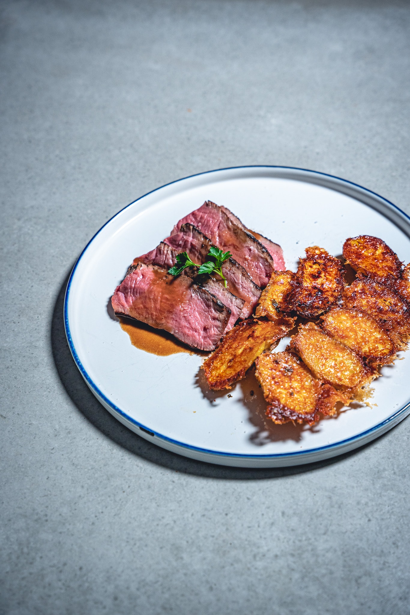 Miso Tomahawk mit würzigen Parmesan-Kartoffeln