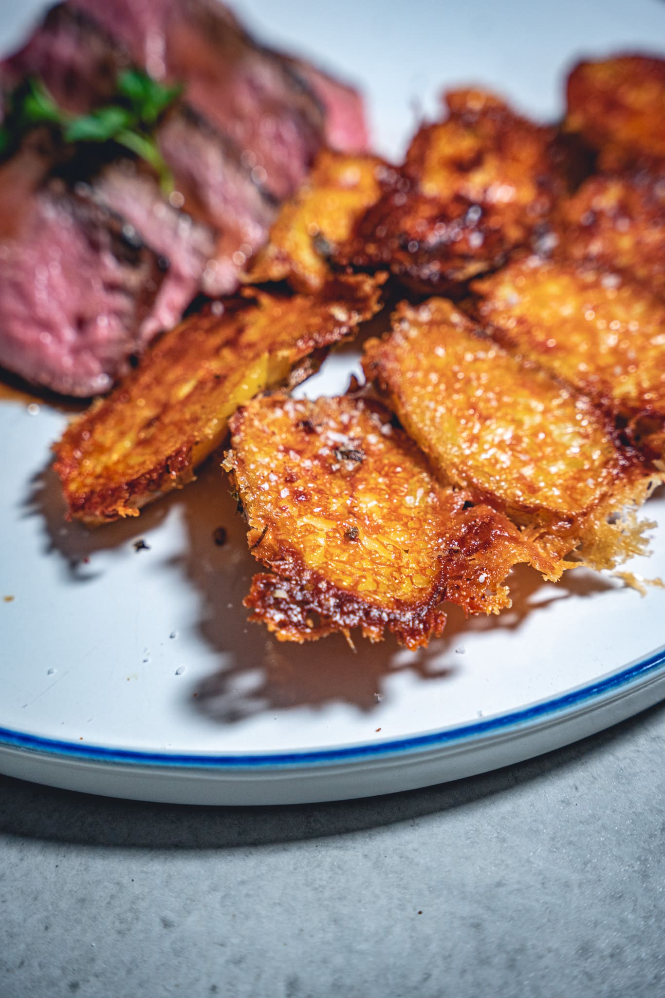 Miso Tomahawk mit würzigen Parmesan-Kartoffeln