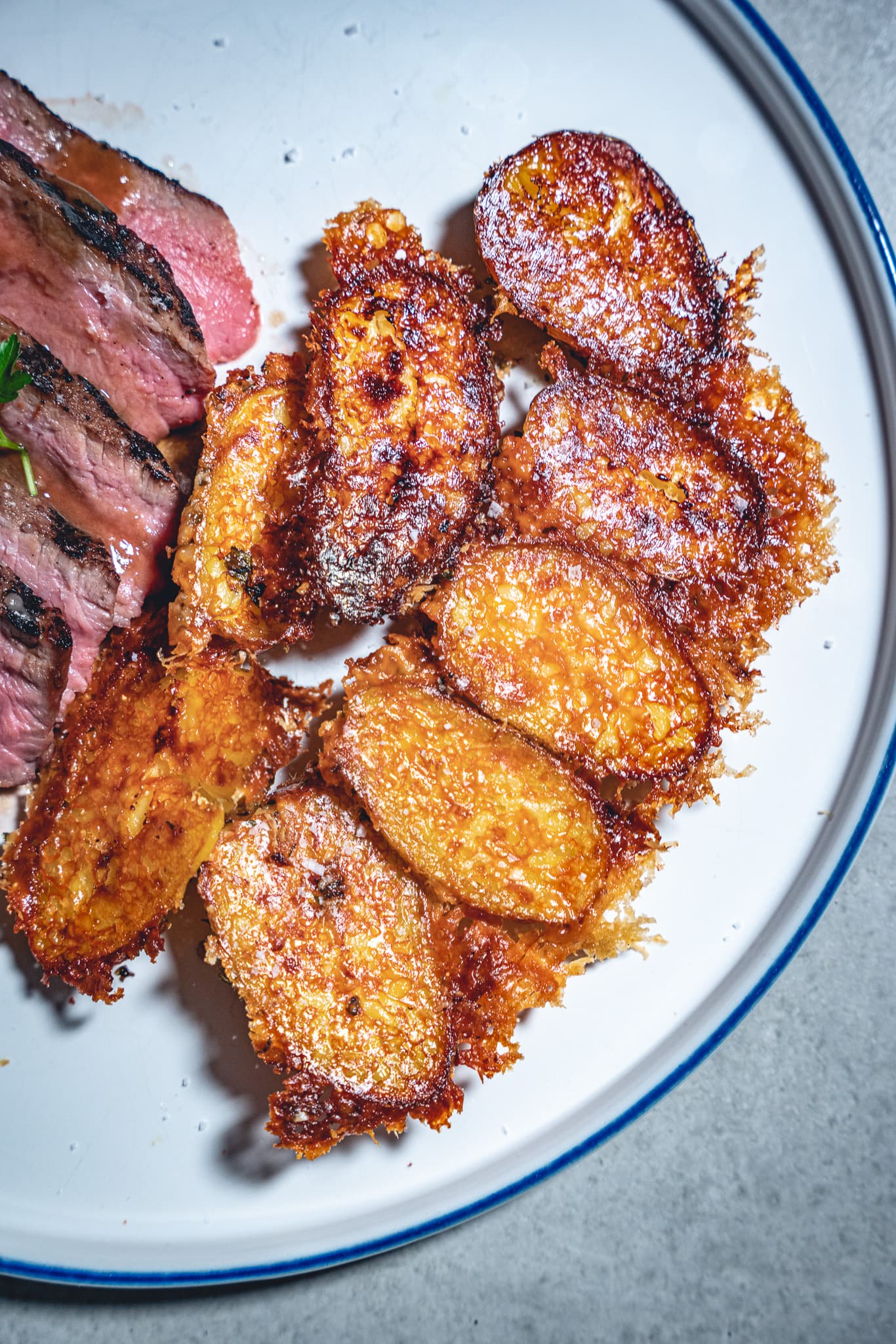 Miso Tomahawk mit würzigen Parmesan-Kartoffeln