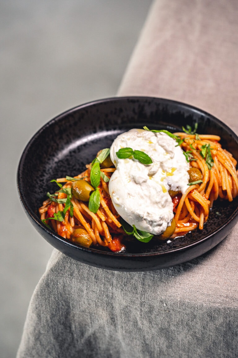 Spaghetti Pomodoro mit Bärlauch und Burrata