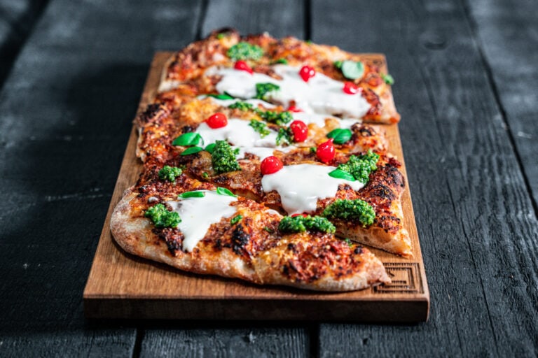 Pizzaschiff mit Stracchino und Pesto