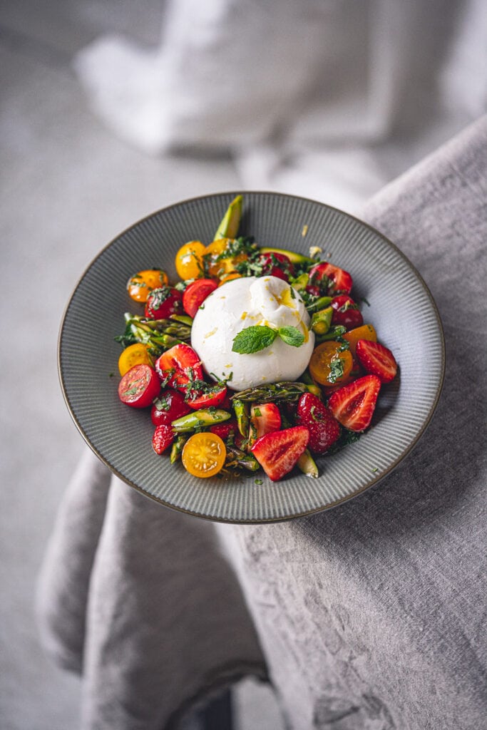 Spargel-Erdbeer-Salat mit cremiger Burrata: Sommerküche