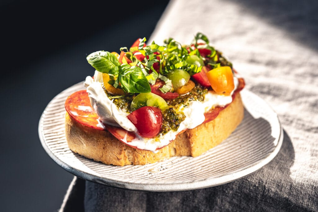 Caprese Sandwich mit Pistazien und Burrata