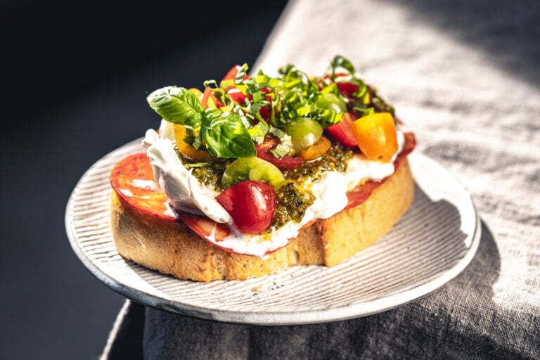Caprese Sandwich mit Pistazien und Burrata