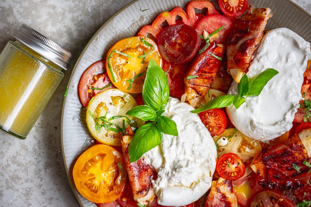 Caprese mit knusprigen Prosciutto-Pfirsichen und Burrata