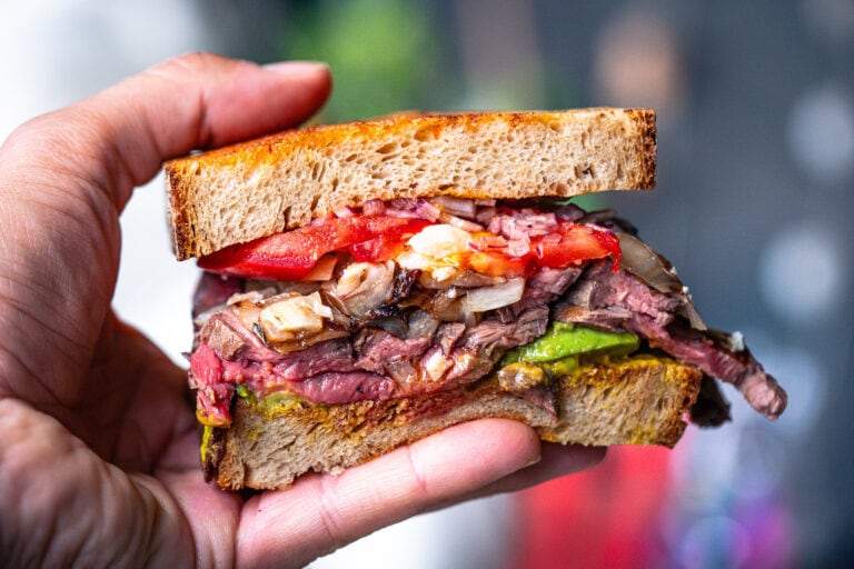 Steak-Sandwich mit Acovado und Parmesan