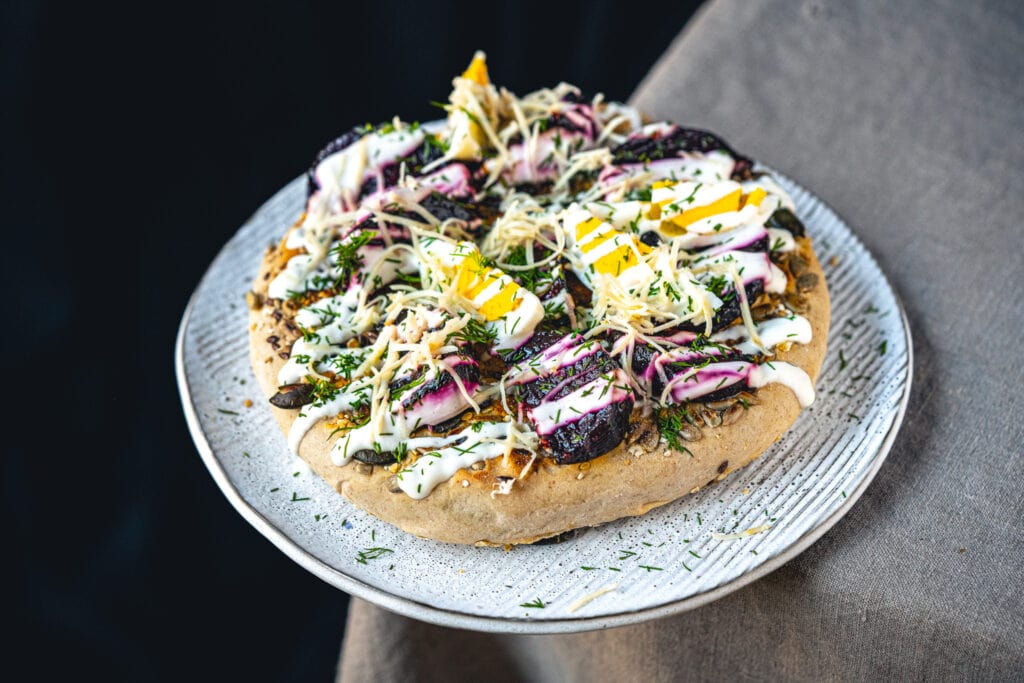 Rote Rüben auf Fladenbrot