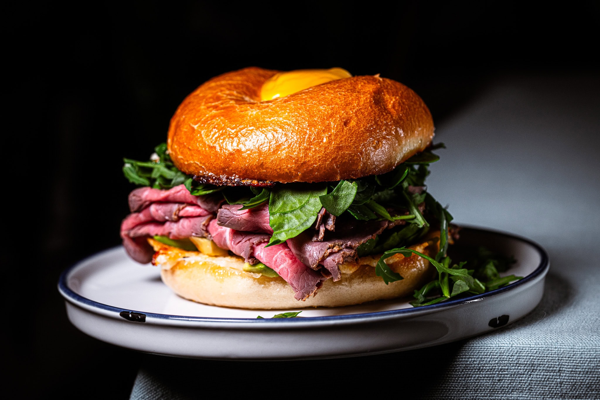 Herzhaftes Frühstück &amp; pikanter Snack: Roastbeef-Bagel
